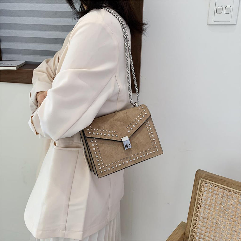 Bolsa Crossbody de Couro Vivint : Elegância em Movimento