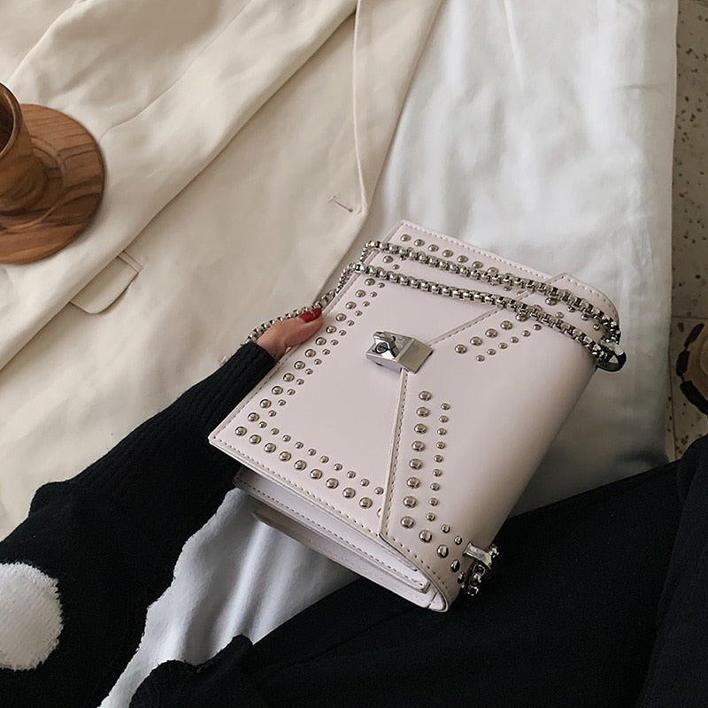 Bolsa Crossbody de Couro Vivint : Elegância em Movimento